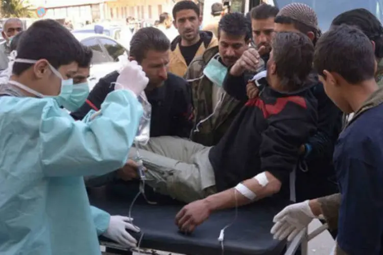 Médicos tratam de feridos em Aleppo, em 19 de março de 2013, na Síria (AFP)