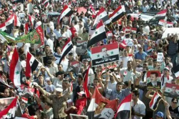 Milhares de pessoas protestam contra o regime de Bashar al-Assad: sequestro de familiares ou simpatizantes de ativistas são usados para pressionar os opositores a se entregar (AFP)