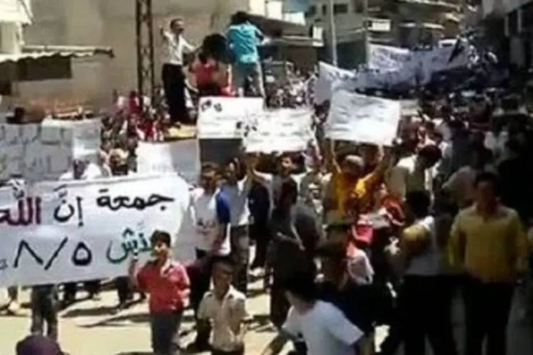 Imagem retirada do Youtube mostra sírios em protesto na cidade de Idlib: estimativa de 2600 mortos desde o início dos protestos