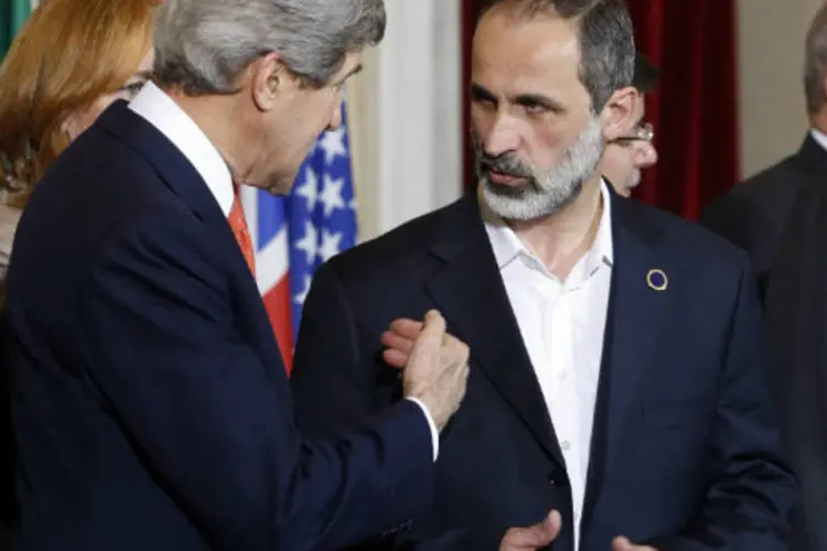 O secretário de Estado americano John Kerry (E) fala com o chefe da Coalizão Nacional Síria, Mouaz al-Khatib, durante uma reunião em Roma (REUTERS / Remo Casilli)