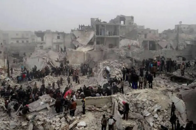 
	S&iacute;rios num local destru&iacute;do ap&oacute;s bombardeio em Aleppo: &quot;&eacute; um bairro popular de moradias de baixa qualidade. Um &uacute;nico m&iacute;ssil destruiu todo o setor&quot;
 (AFP)