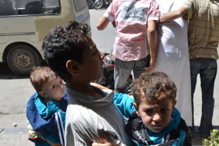 
	Crian&ccedil;as sobreviventes de suposto ataque: oposi&ccedil;&atilde;o acusa as for&ccedil;as do presidente s&iacute;rio, Bashar al-Assad, de disparar bombas carregadas com g&aacute;s venenoso antes do amanhecer da quarta-feira
 (Bassam Khabieh/Reuters)