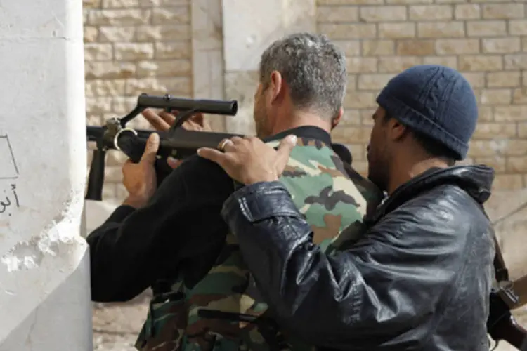 Rebeldes sírios enfrentam exército apoiador de al-Assad (REUTERS/Zain Karam)