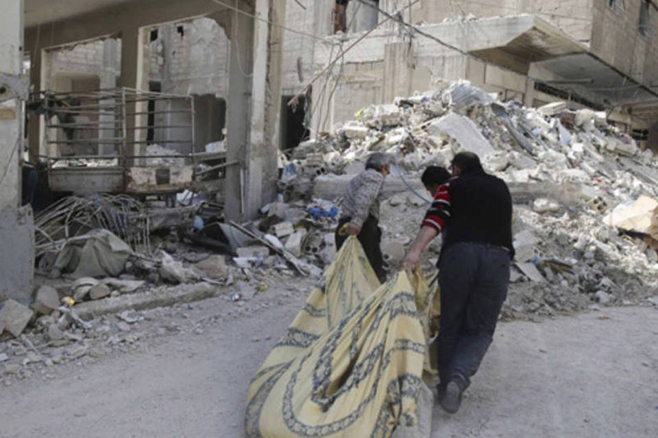 
	S&iacute;ria:&nbsp;o cerco em torno de Assad se estreita cada vez mais em Damasco, que no &uacute;ltimo ano se transformou em palco habitual de atentados, choques e bombardeios, sobretudo em sua periferia.
 (Mohamed Abdullah/Reuters)