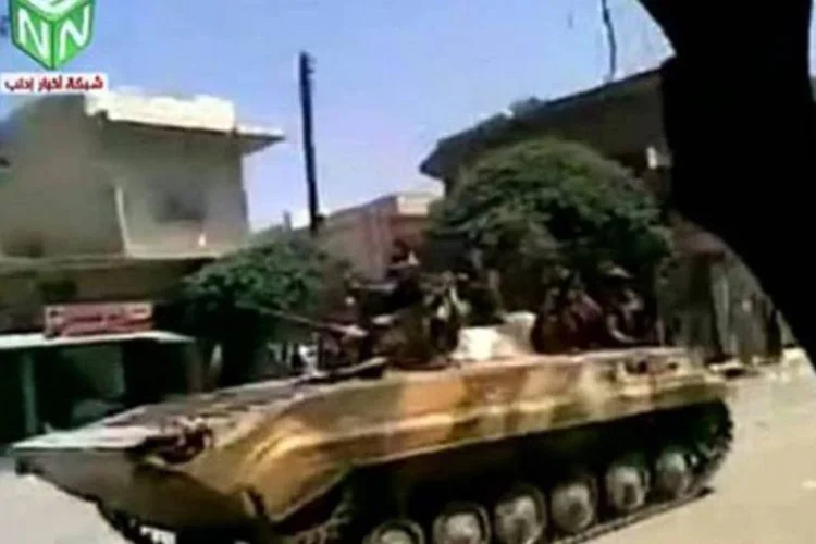 Militares combatem manifestações pedindo a queda do regime do presidente Bashar al Assad (Reprodução/AFP)
