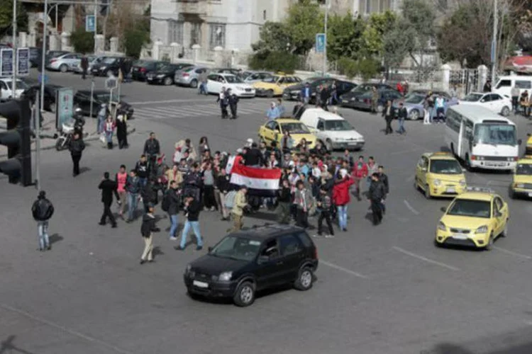 Manifestantes pró-Bashar al-Assad em Damasco, em 12 de fevereiro de 2013 (AFP / Joseph Eid)