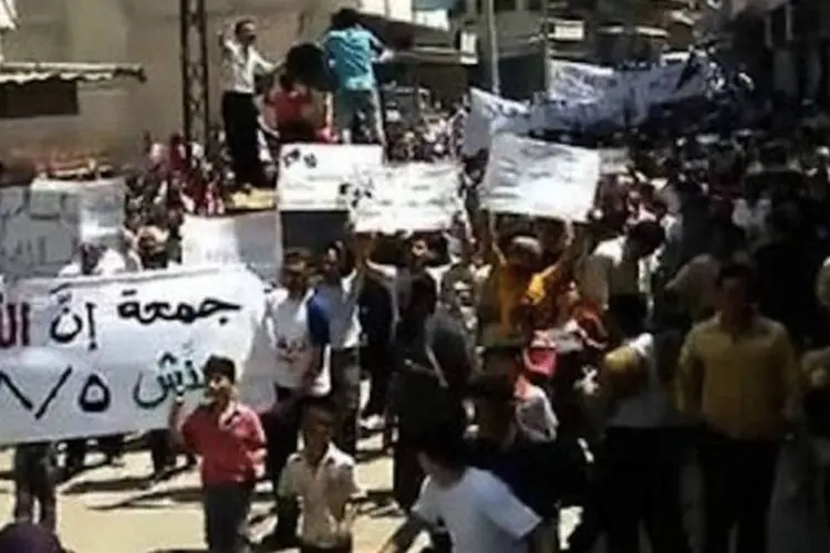 Imagem retirada do Youtube mostra sírios em protesto na cidade de Idlib