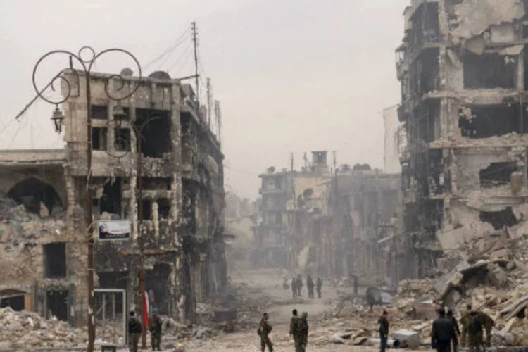 
	Soldados s&iacute;rios em Aleppo, na S&iacute;ria: &quot;Os ca&ccedil;as-bombardeiros do inimigo israelense penetraram do sul das Colinas do Gol&atilde; e atacaram o centro de pesquisa&quot;, foi informado
 (REUTERS/George Ourfalian)