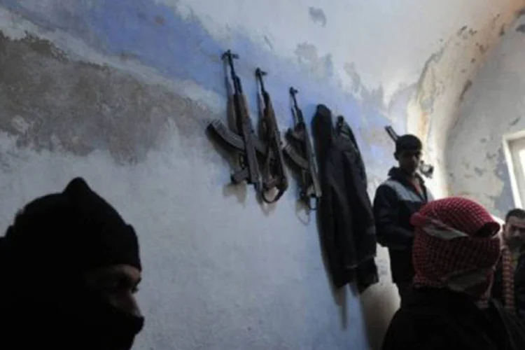 
	Integrantes do Ex&eacute;rcito S&iacute;rio Livre reunidos na cidade de Idlib: segundo a organiza&ccedil;&atilde;o, &eacute; poss&iacute;vel escutar disparos nos arredores
 (Bulent Kilic/AFP)