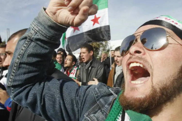 Refugiados participam de uma manifestação contra o presidente da Síria, Bashar al-Assad (REUTERS / Ali Jarekji)