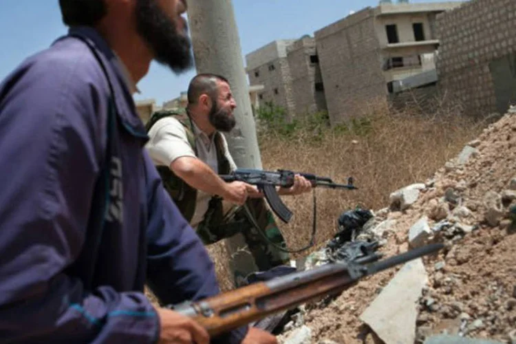 
	Rebelde s&iacute;rio em confronto com as for&ccedil;as do regime em Maaret al-Numan, na S&iacute;ria: alguns legisladores americanos criticaram o plano como insuficiente para que tenha impacto em campo
 (AFP / Daniel Leal-Olivas)