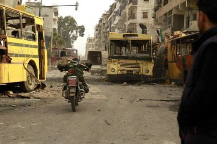 
	Combatente rebelde cruza regi&atilde;o atacada por franco-atiradores do regime em Aleppo
 (©afp.com)