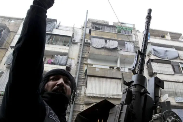 Um membro do Exército de libertação Sírio gesticula durante patrulha em Aleppo nesta quarta-feira (REUTERS/Muzaffar Salman)