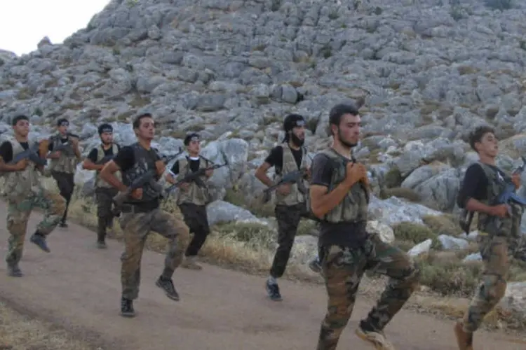 Soldados do exército livre da Síria durante um treinamento militar em um campo ao norte de Idlib (Abdalghne Karoof/Reuters)