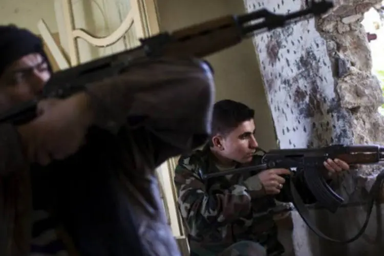 Rebeldes sírios enfrentam tropas do regime de Assad na cidade de Aleppo (©afp.com)