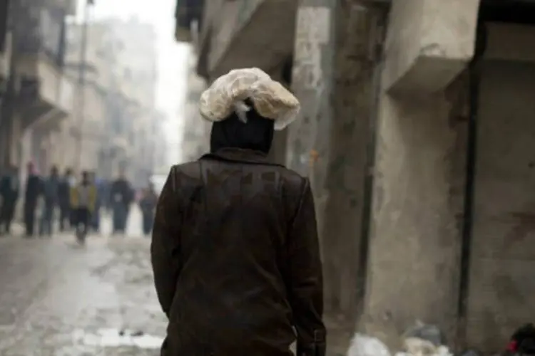 Mulher equilibra pães na cabeça, em Aleppo: a ONU pediu 1 bilhão de dólares para financiar as operações de refugiados até junho (©afp.com / Odd Andersen)
