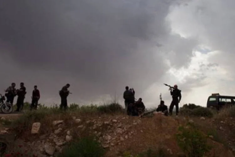 
	Rebeldes s&iacute;rios montam guarda perto de Qusair no dia 10 de maio: desde o dia 19 de maio, essa cidade &eacute; palco de uma ofensiva do regime s&iacute;rio contra os rebeldes
 (AFP)