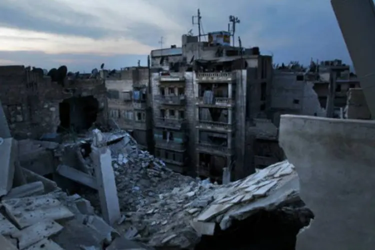 Destruição na cidade síria de Aleppo, em 29 de novembro, após um bombardeio do regime (©afp.com / Javier Manzano)