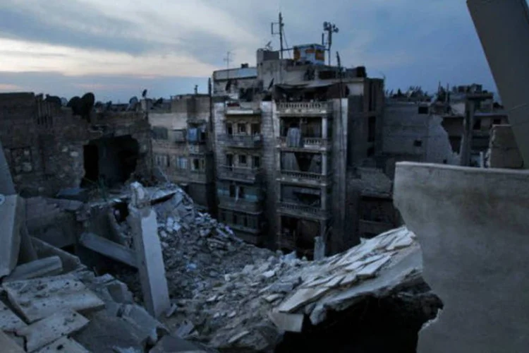 Destruição na cidade síria de Aleppo, em 29 de novembro, após um bombardeio do regime (©afp.com / Javier Manzano)
