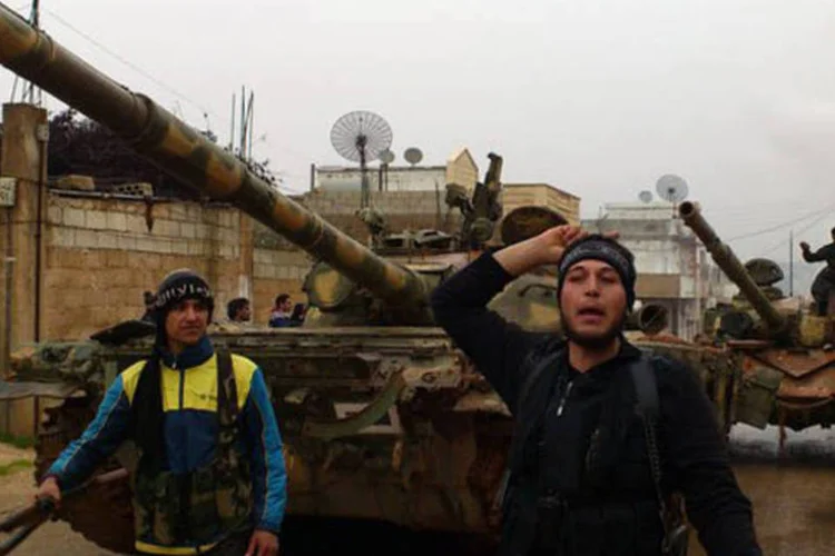 
	Rebeldes na cidade s&iacute;ria de Halfaya:&nbsp;relat&oacute;rio do OSDH n&atilde;o inclui as milhares de pessoas desaparecidas ou mortas dentro das fileiras dos &quot;chabiha&quot;, milicianos pr&oacute;-regime
 (AFP/Ho)