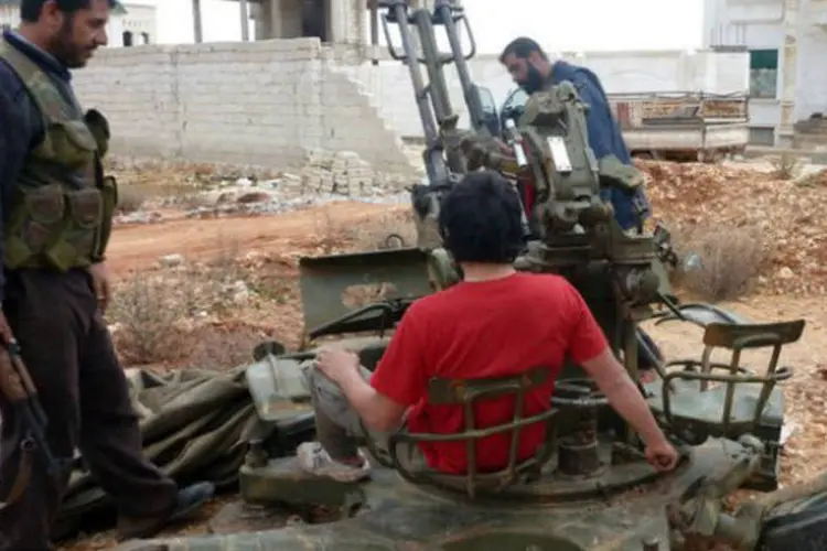 Rebeldes sírios na base de Sheikh Suleiman, 25 km ao noroeste da cidade de Aleppo (AFP/Herve Bar)