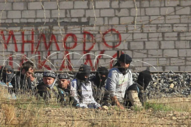 
	Militantes do &nbsp;Ex&eacute;rcito Livre S&iacute;rio (ELS)&nbsp;s&atilde;o vistos na cidade de Ras al-Ain, na S&iacute;ria
 (REUTERS/Stringer)