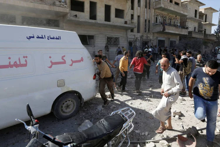 
	Bombardeio: o bombardeio provocou importantes danos na estrutura do edif&iacute;cio que abriga a unidade de sa&uacute;de
 (Khalil Ashawi/Reuters)