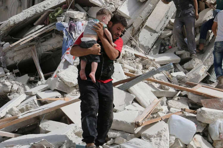 
	Bombardeios: fonte n&atilde;o descartou que o n&uacute;mero de falecidos aumente porque h&aacute; feridos em estado grave
 (Abdalrhman Ismail/Reuters)