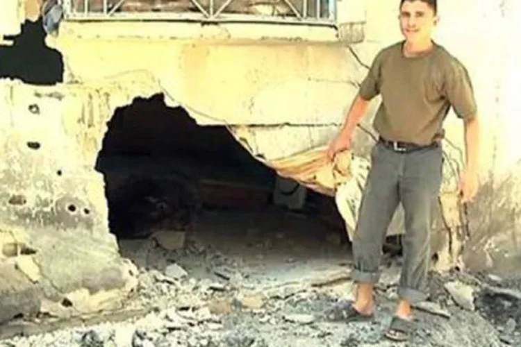 Homem mostra destruição em casa na Síria: segundo dados da ONU, mais de 10 mil pessoas morreram no país desde março de 2011 (AFP)