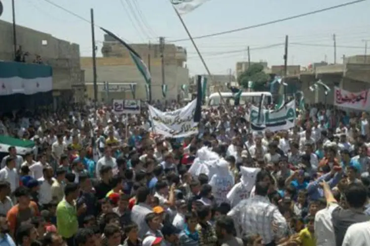 Manifestação na Síria: TV estatal afirmou que três agentes das forças de segurança foram mortos durante combates em Taramseh (Shaam News Network/AFP)
