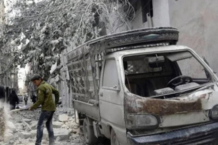 
	Menino s&iacute;rio retira destro&ccedil;os em frente ao hospital Dar al-Shifa, em Alepo: a prov&iacute;ncia tamb&eacute;m estava sob ataque do ex&eacute;rcito
 (Francisco Leong/AFP)