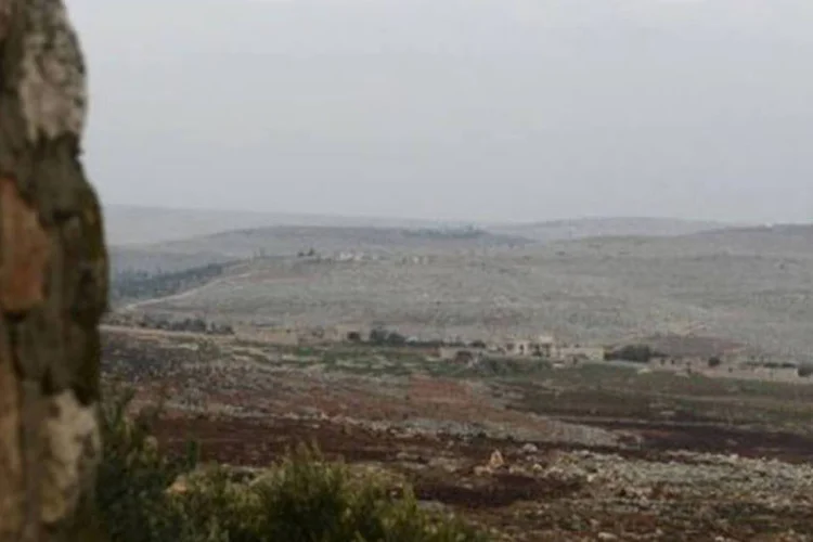 
	Vista geral da base xeque Suleiman, no norte da S&igrave;ria: esta foi a segunda aeronave derrubada por m&iacute;sseis rebeldes em menos de 24 horas
 (Francisco Leong/AFP)