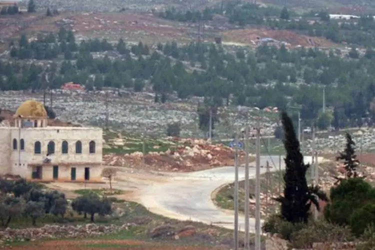
	Vista da base militar s&iacute;ria de Xeque Suleiman: esse &eacute; o &uacute;ltimo quartel importante do regime nesta regi&atilde;o, onde os rebeldes controlam uma extensa zona geogr&aacute;fica
 (Herve Bar/AFP)