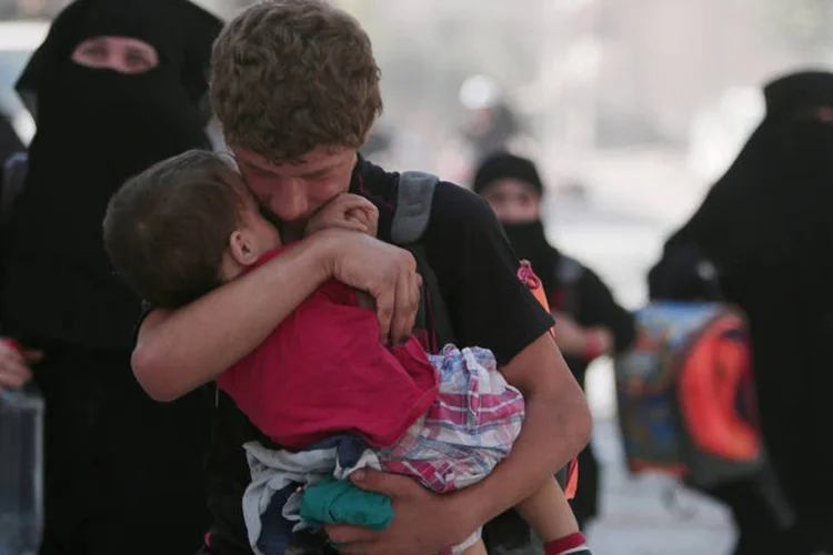 
	Resgate: calcula-se que &agrave; parte de Aleppo, nessas zonas h&aacute; cerca de meio milh&atilde;o de pessoas
 (Rodi Said/Reuters)