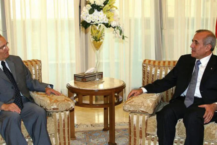 
	O vice-presidente s&iacute;rio, Faruk al-Shara (E): Al-Shara expressou nesta semana suas diverg&ecirc;ncias com Bashar al-Assad
 (AFP)