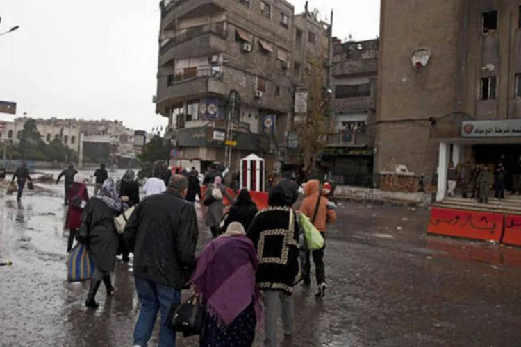
	Palestinos do campo de refugiados de Yarmuk, na capital s&iacute;ria, Damasco, voltam para casa: objetivo &eacute; alimentar todas essas pessoas por 3 meses, o que exigir&aacute; US$ 1,5 milh&atilde;o da ONU
 (Carole Alfarah/AFP)