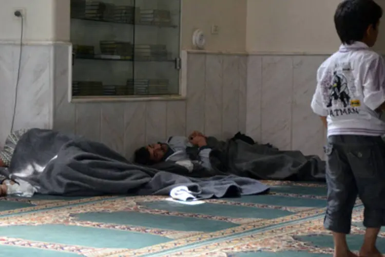 
	Sobreviventes em mesquita: pelo menos 100 pessoas morreram em confronto nesta quarta-feira
 (Bassam Khabieh/Reuters)