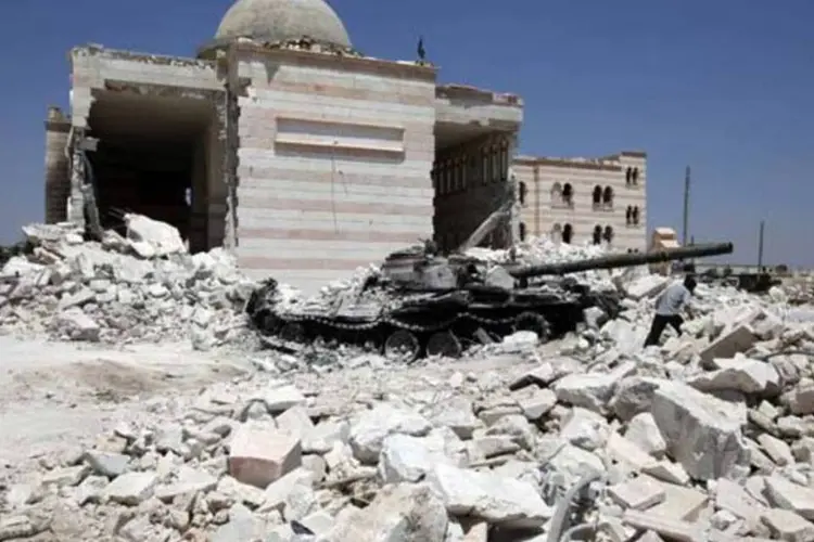 Homem anda sobre destroços após ataque na Síria: O documento rejeita ''toda a violência, independente de onde venha'' (Umit Bektas / Reuters)