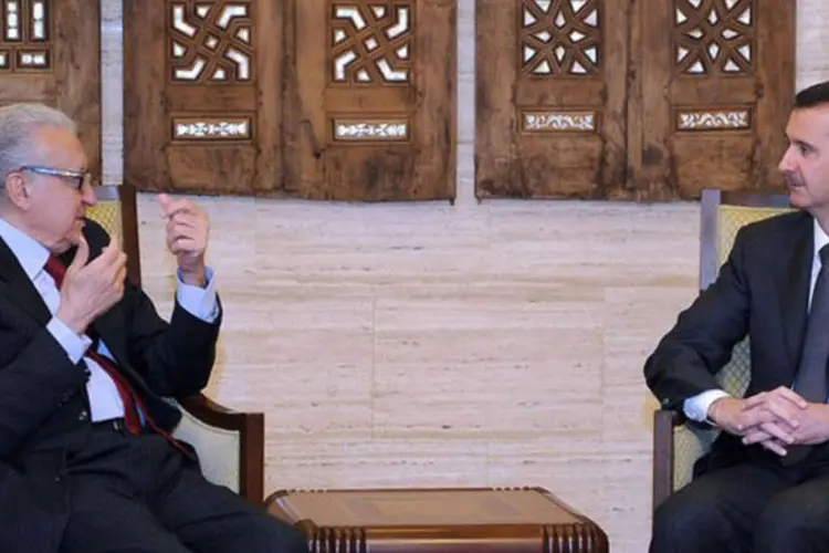 
	Brahimi e Assad durante reuni&atilde;o: &quot;Assad expressou suas opini&otilde;es sobre a situa&ccedil;&atilde;o e eu relatei os meus encontros com l&iacute;deres da regi&atilde;o e do exterior&quot;, disse o diplomata
 (AFP)