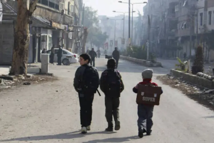 
	Em Damasco, na S&iacute;ria, crian&ccedil;as caminham at&eacute; a escola: rebeldes com frequ&ecirc;ncia atacam Damasco, base do apoio ao poder do presidente Bashar Assad
 (REUTERS/Bassam Al-Erbeeni)