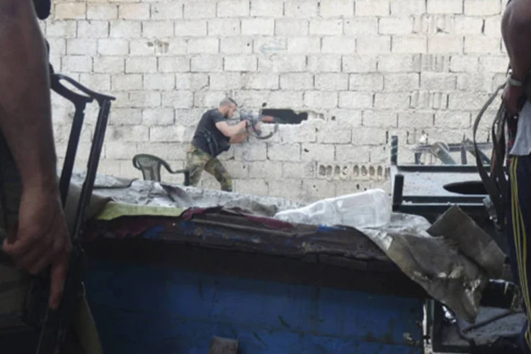 
	Conflitos na S&iacute;ria:&nbsp;esta explos&atilde;o ocorre ap&oacute;s a conquista na segunda-feira por parte do ex&eacute;rcito do bairro chave de Khaldiy&eacute;, na cidade de Homs, um dos s&iacute;mbolos da revolta contra o regime.
 (REUTERS/Yaman Alrandi)