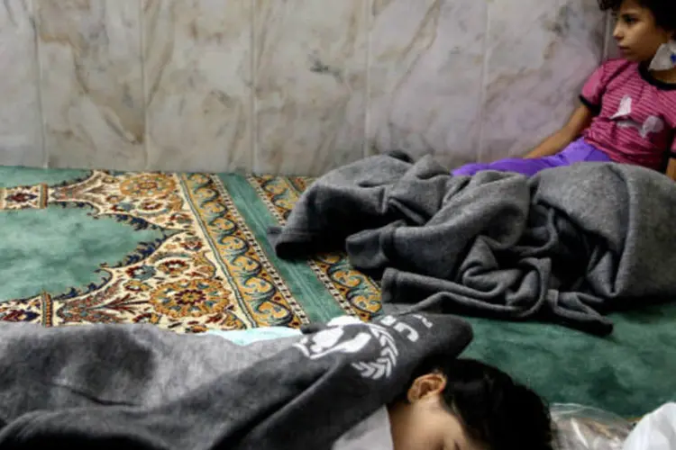 
	Garotas que sobreviveram ao suposto ataque com armas qu&iacute;micas descansam em mesquita na regi&atilde;o de Damasco, na S&iacute;ria, em agosto do ano passado
 (REUTERS/Mohamed Abdullah)