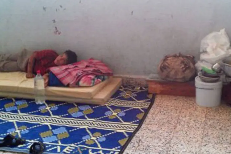 Uma criança dorme em uma escola de Homs depois de sua família ter fugido: as organizações distribuirão ajuda alimentar e médica, abrigos e material escolar (AFP)