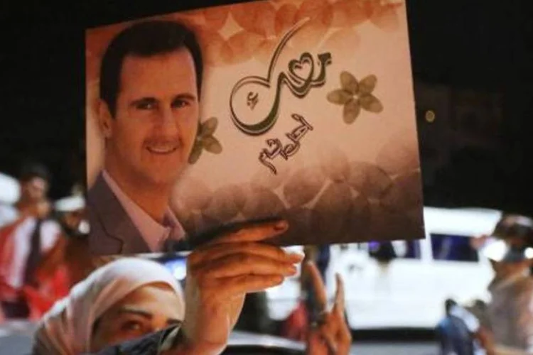 
	S&iacute;rios comemoram vit&oacute;ria de Bashar al-Assad: revolta popular continuar&aacute;, diz oposi&ccedil;&atilde;o
 (Joseph Eid/AFP)