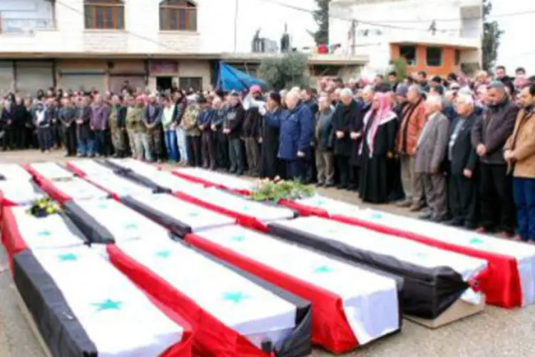Sírios fazem homenagem a vítimas de ataque com carro-bomba: entre os civis há 7.985 menores e 5.266 mulheres (AFP)