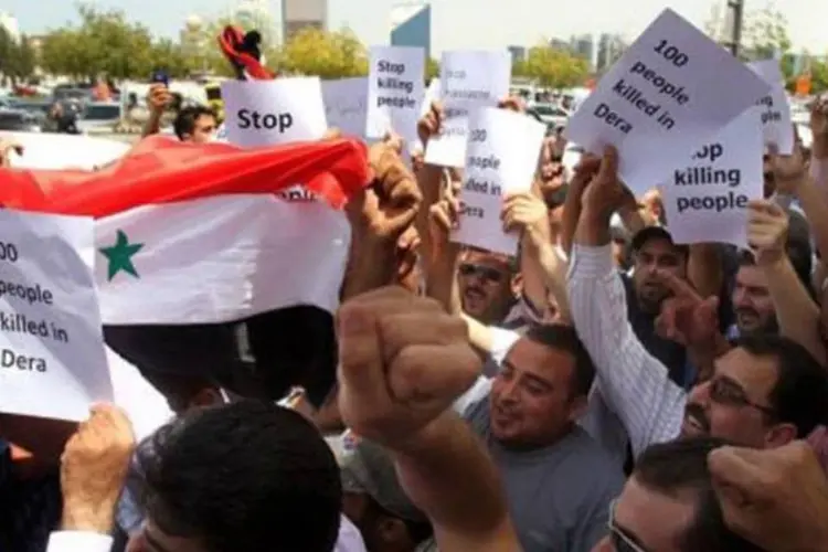 Sírios protestam em Dubai: na quarta, polícia matou pelo menos 100 pessoas em Deraa (Karim Sahib/AFP)