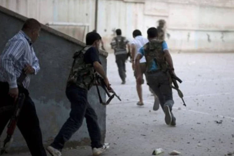 
	Rebeldes s&iacute;rios correm em Alepo: segundo a ONU, a oposi&ccedil;&atilde;o armada cometeu crimes de guerra, mas em menor escala
 (Zac Baillie/AFP)