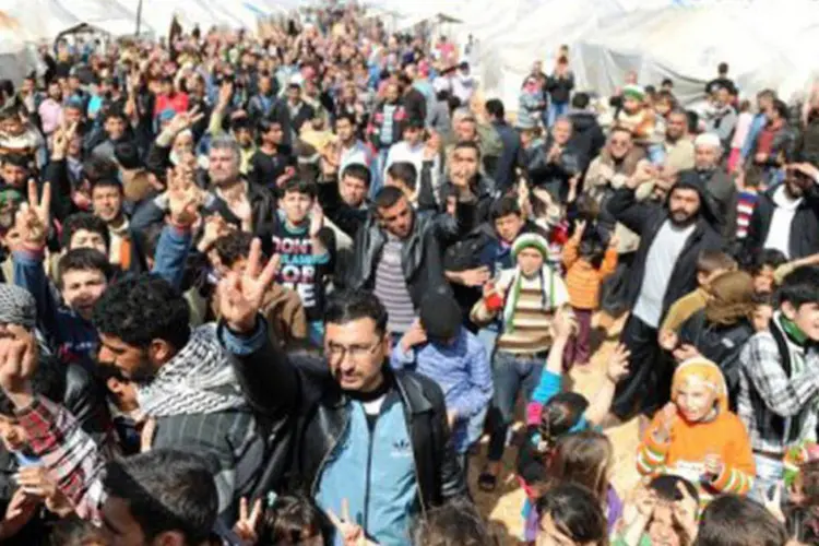 
	Milhares de s&iacute;rios em um campo de refugiados, em Antakya, Turquia: o pa&iacute;s recebeu 10 mil refugiados s&oacute; nos &uacute;ltimos quatro dias
 (Bulent Kilic/AFP)