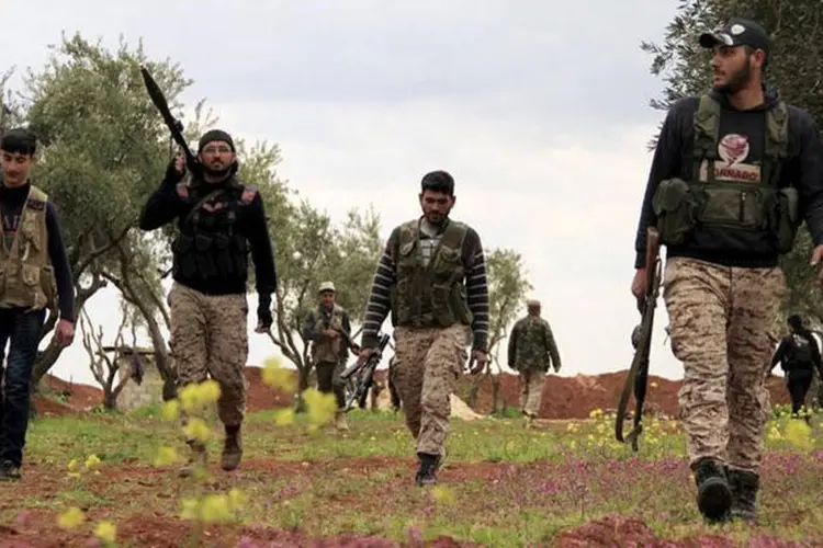 
	Combatentes rebeldes no norte da S&iacute;ria: os rebeldes lutam ao mesmo tempo contra o regime de Bashar al-Assad e o EI
 (REUTERS/Sultan Kitaz)