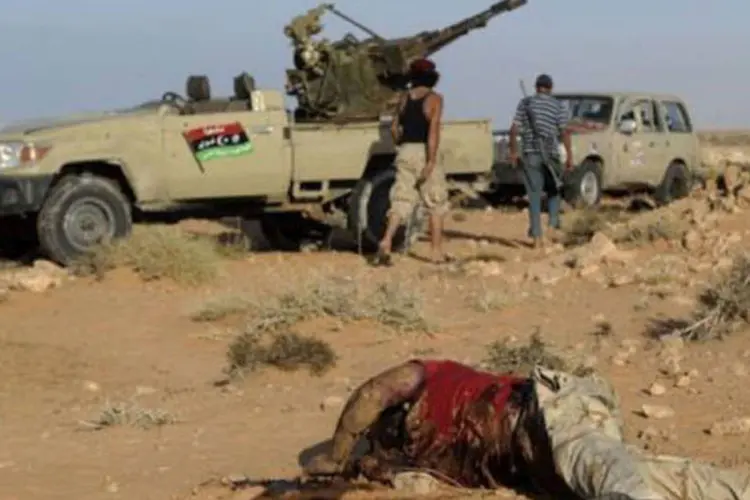 Os combates em Sirte, uma das poucas cidades com presença de tropas leais a Kadafi (Eric Feferberg/AFP)